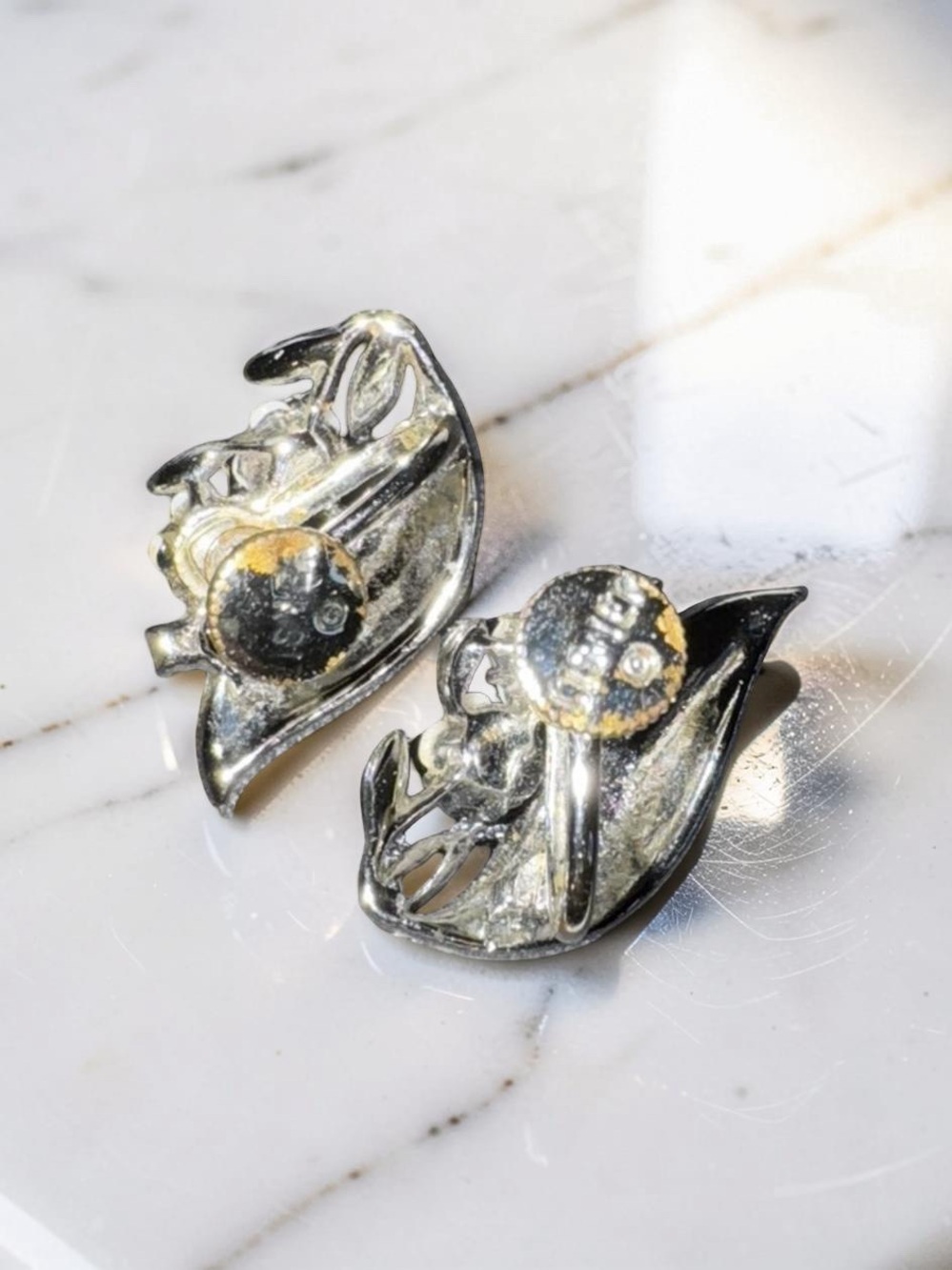 Vintage Lisner Lucite and Enamel Earrings - Picture 3 of 3